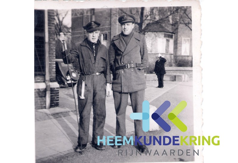 1950 Douane links Jan Damen rechts Gerrit v-d Laag Coll. HKR